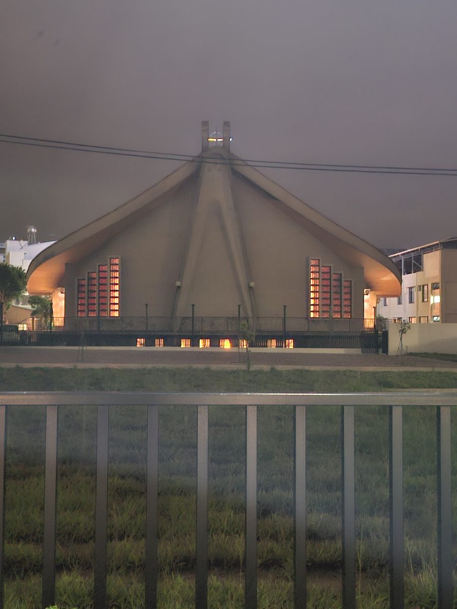 夜間從內觀中心看正在舉辦彌撒的天主堂