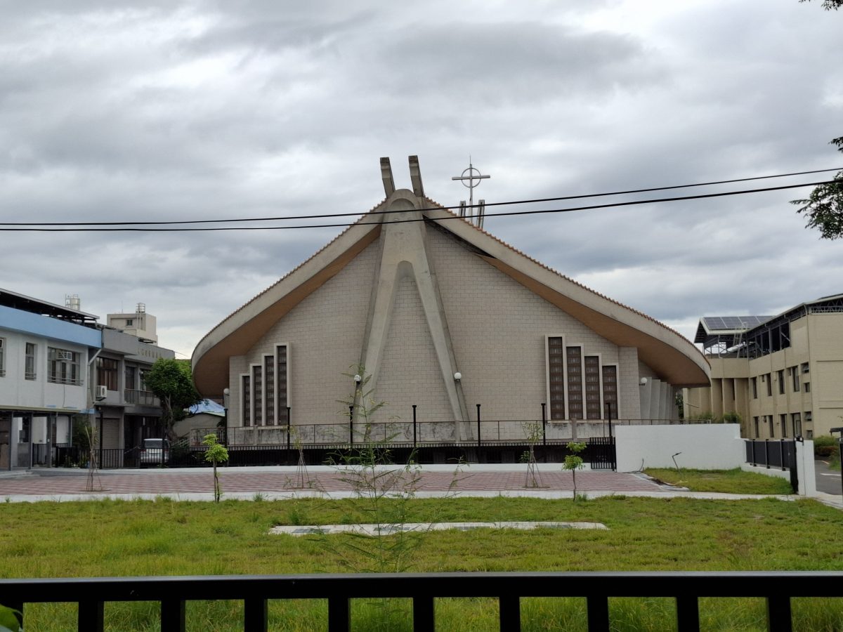 內觀中心嘉義臨時中心，跟天主教堂比鄰而居，這是白天的天主堂